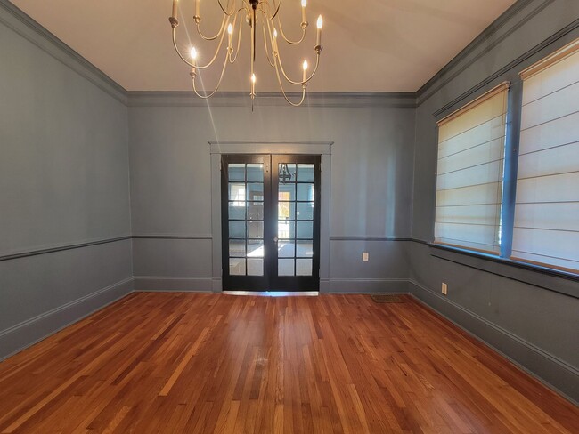 Building Photo - 10ft Ceilings - Chandeliers - Linen Gold S...