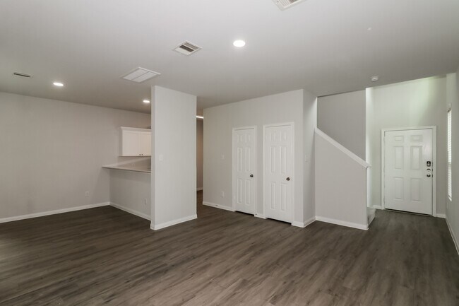 Building Photo - 5802 Santa Bernadetta