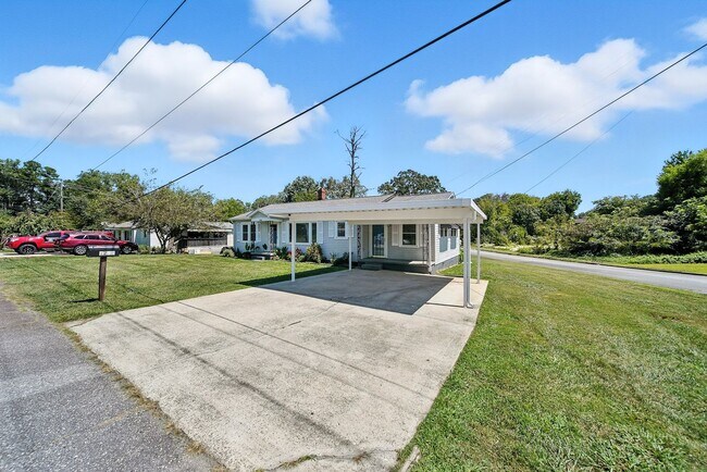 Building Photo - Charming 1950s 3 bed /2 bath Bungalow on S...