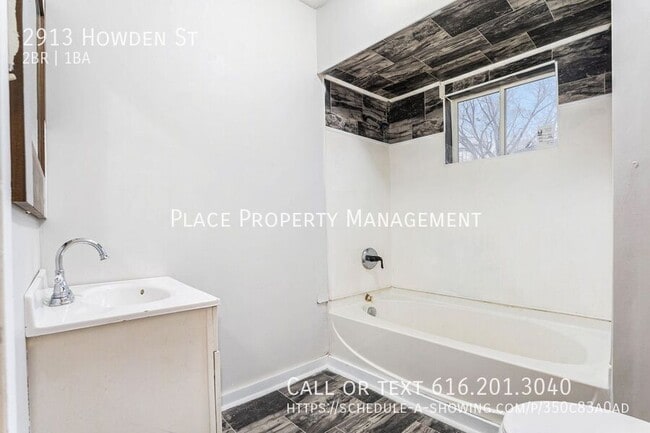 Building Photo - 2913 Howden St