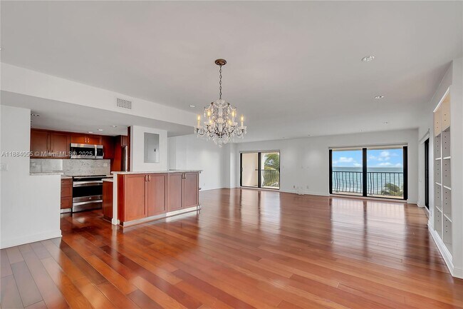 Primary Photo - 5415 Collins Ave