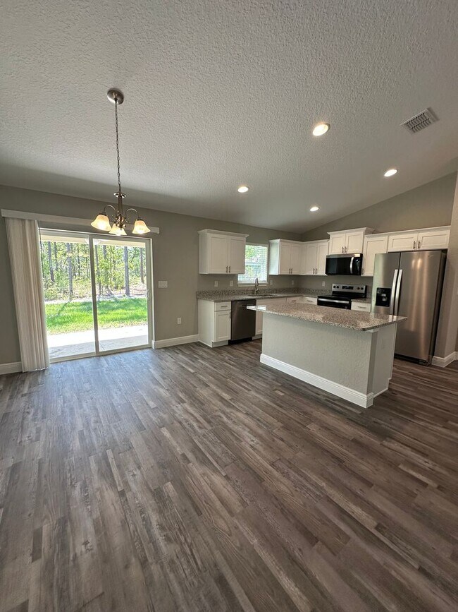 Building Photo - Silver Springs Shores