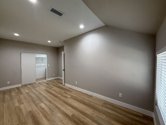 Building Photo - 1105 E Ave J 4