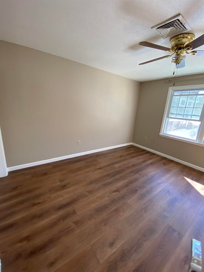 Building Photo - 533 Fox Hollow Way