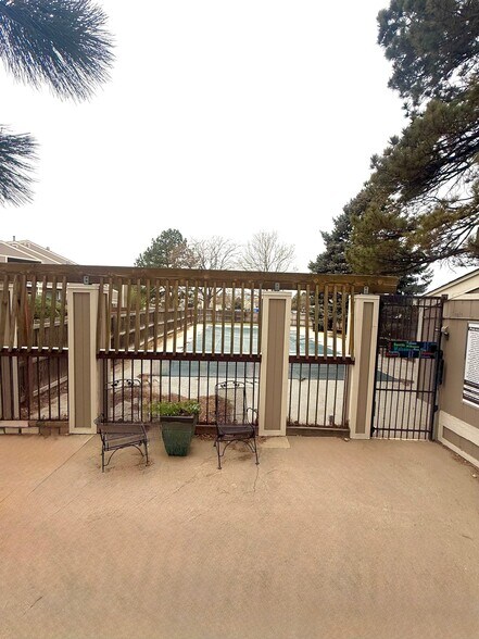 pool is a 2 minute walking distance - 4571 S Hannibal St