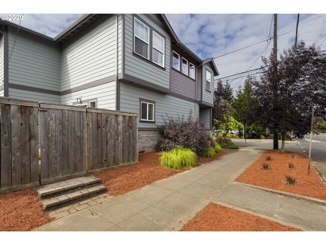 Building Photo - Incredible 2 Bed 1.5 Bath + Den  in N Portland near Peninsula Park! A/C and More!