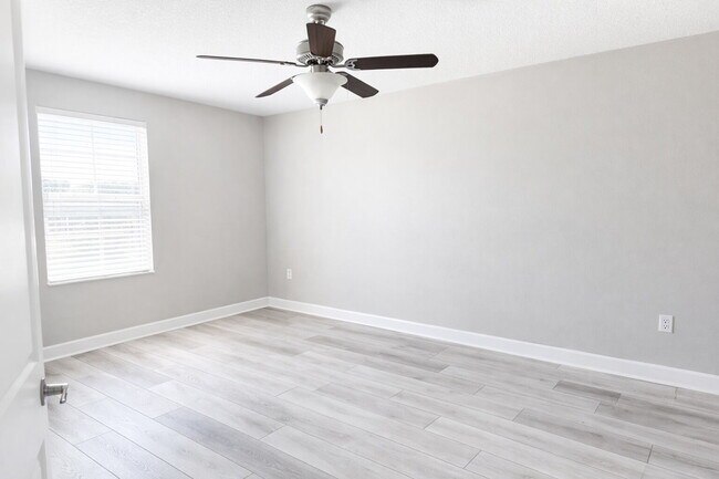 Building Photo - "Spacious 4-Bedroom Oasis with Modern Granite Touches in Land O' Lakes!"