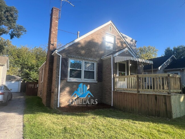 Building Photo - "Charming 3-Bedroom Home with Spacious Lay...