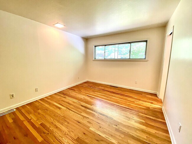 Building Photo - 4 Bedroom 2.5 bath on Central Rim minutes from downtown