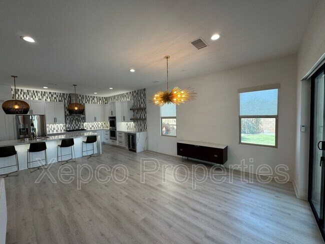 Building Photo - 74635 Tesla Dr