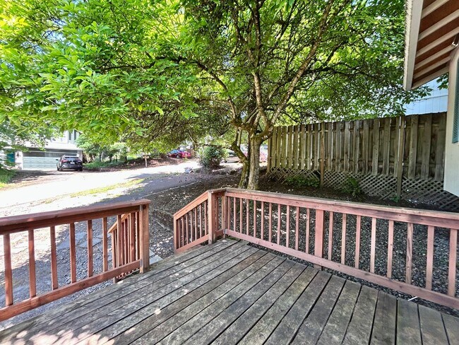 Building Photo - Large 3 Bed, 2 Bath, Sanctuary!
