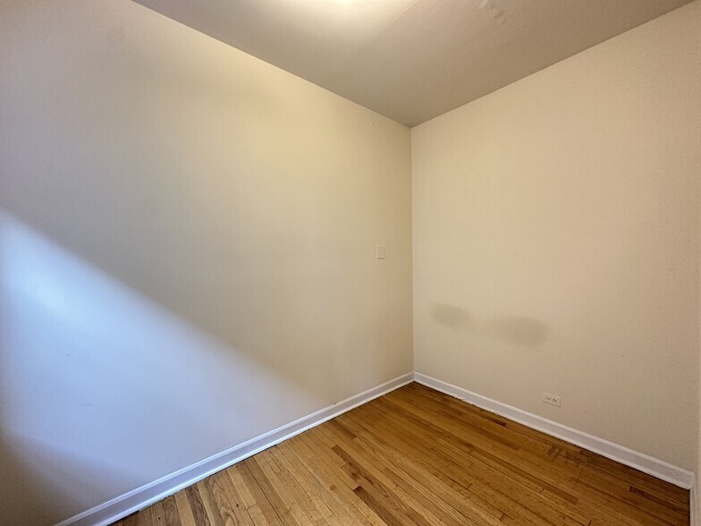 Building Photo - 1034 W George St