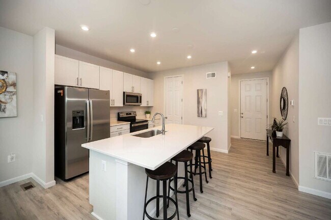Building Photo - Spacious 3-Bedroom Rental in Sought-After ...