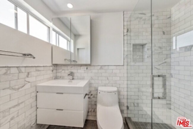 Building Photo - The Oakhurst Moderne