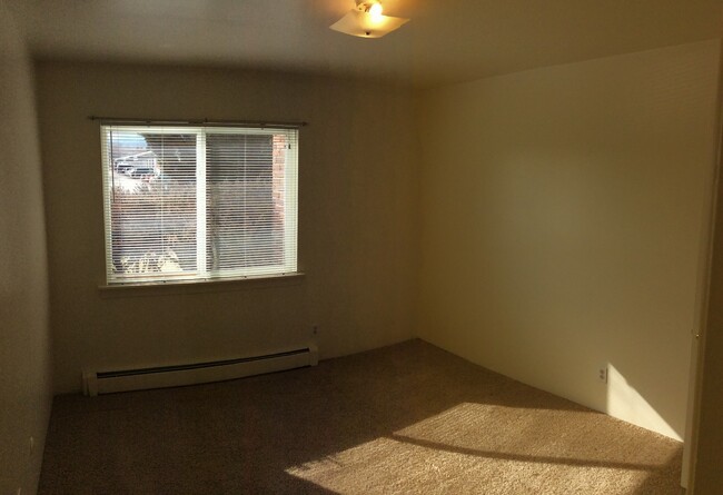 Building Photo - Bright and Open Condo near Table Mesa