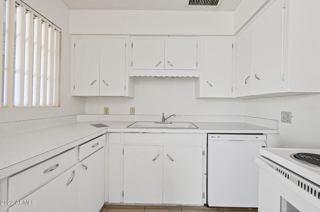 Window - light bright kitchen - 6212 N 12th Pl