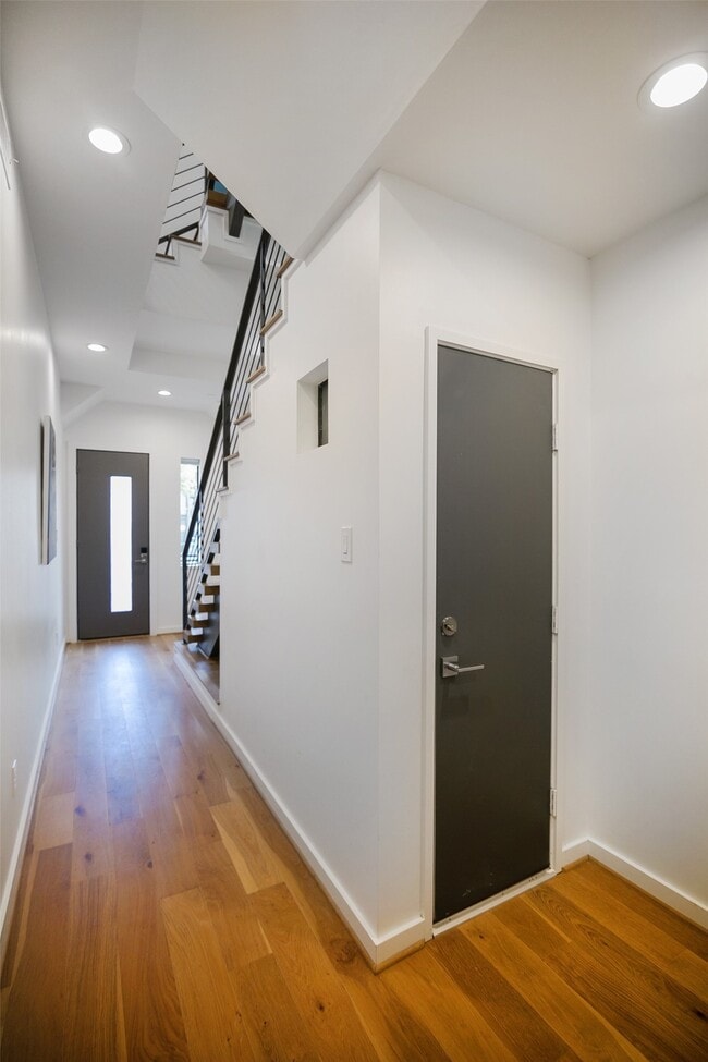 Building Photo - 511 Memorial Heights Dr