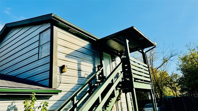 Primary Photo - 105 Clear Lake Rd