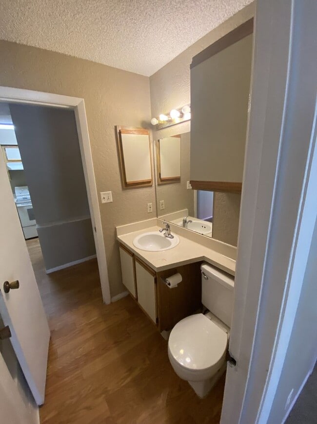 Building Photo - Large 2 bedroom 2 bath Condo