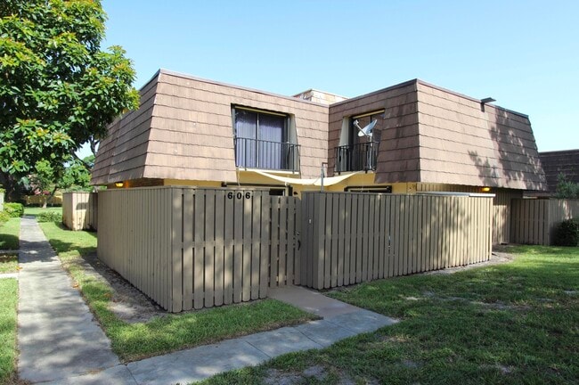 Building Photo - 606 6th Ct
