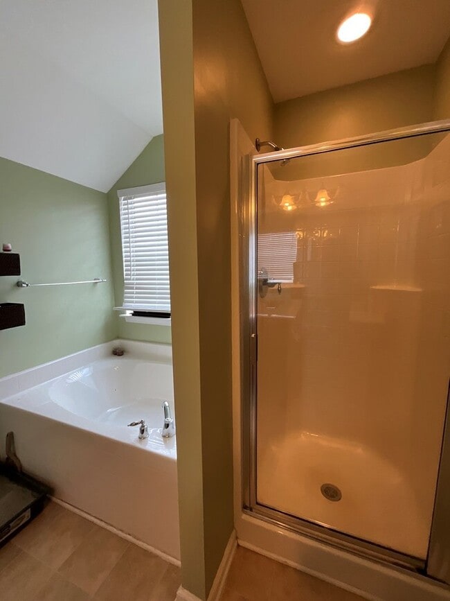 Building Photo - Convenient to Savannah and the new Hyundai Plant