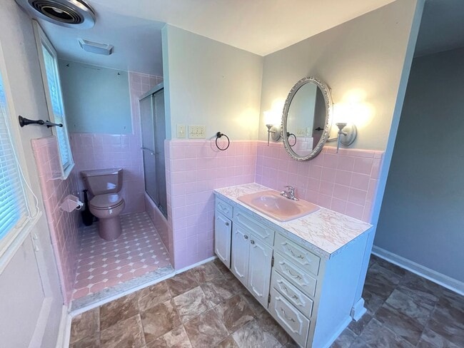 Building Photo - Two-Bedroom House