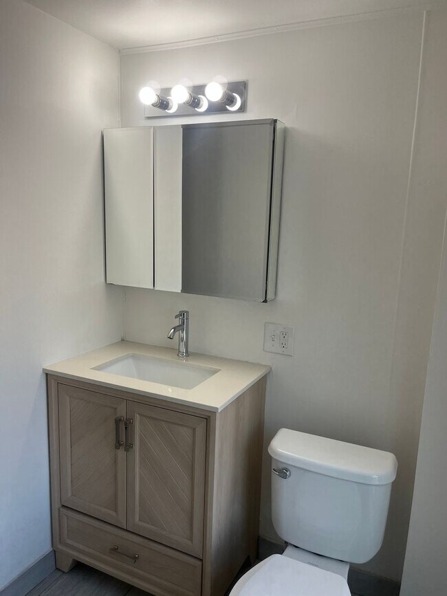 Building Photo - 2219 Scott St