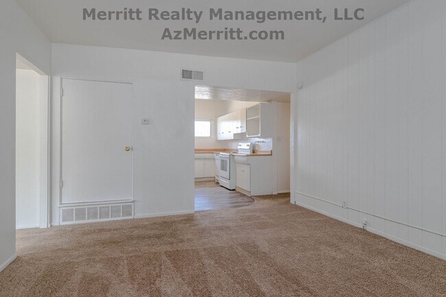 Building Photo - 4 Bedroom, 2 bath, air conditioned, fenced...