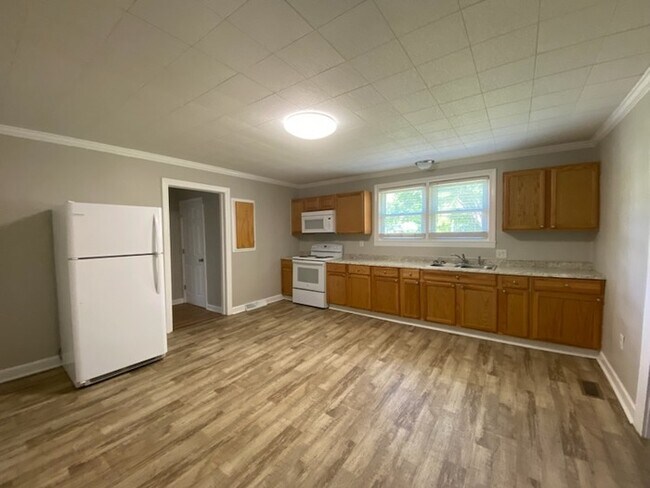 Building Photo - 3 Bedroom, 2 bath Home