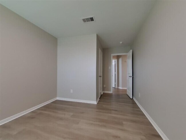 Building Photo - 212 Comanche Plains Rd