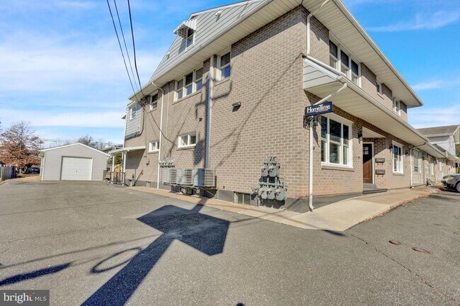 Building Photo - 933 N Hanover St