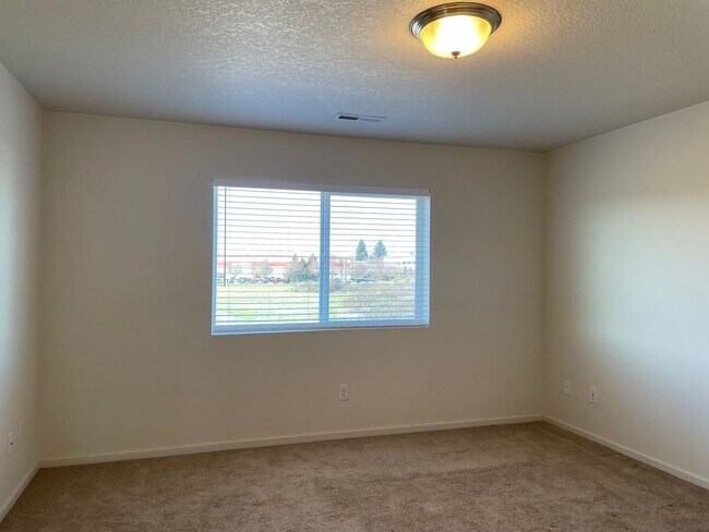Building Photo - BEAUTIFUL 3 Bedroom 2.5 Bath Home! High Ce...