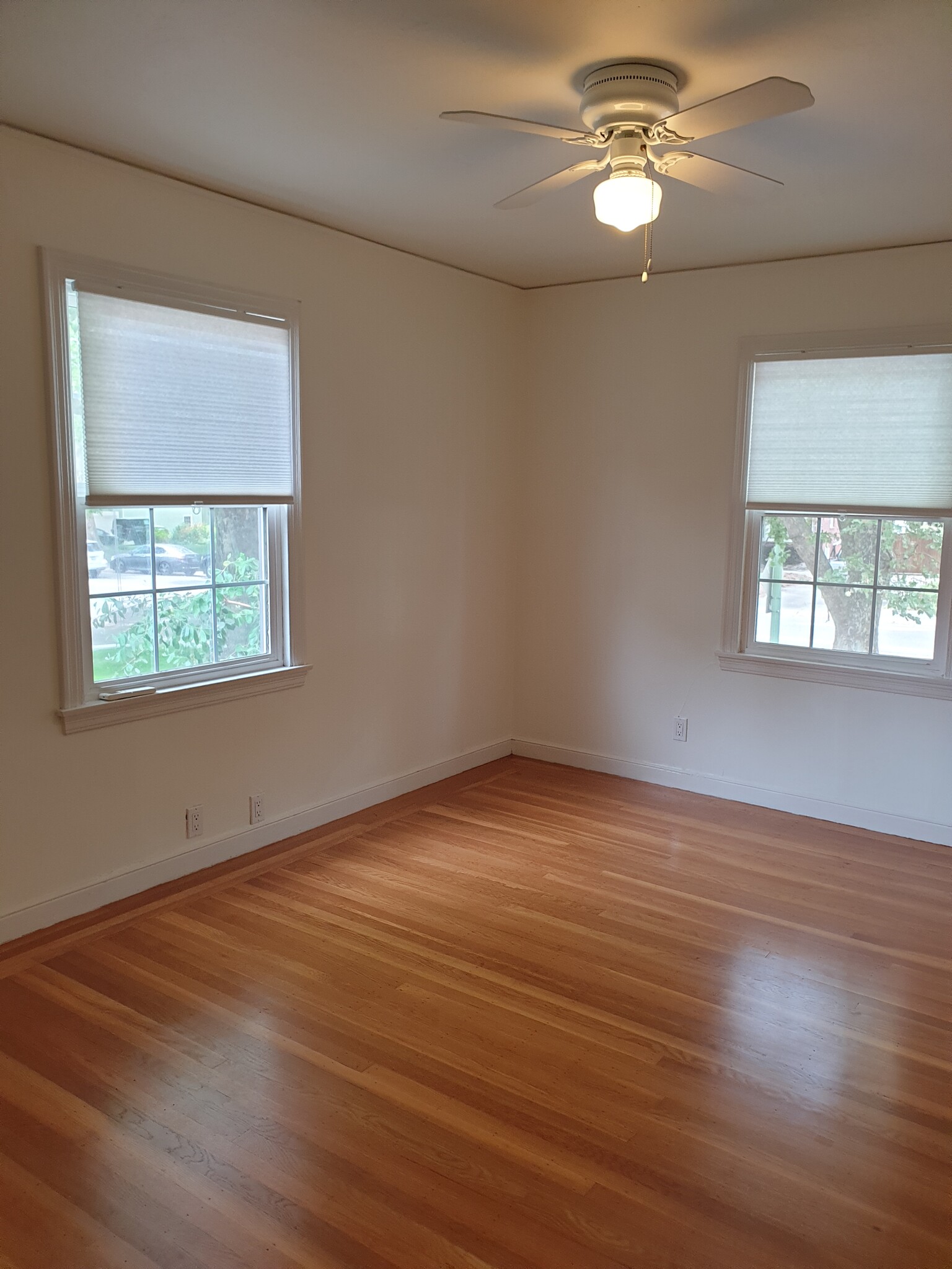 Upsstairs bedroom - 2567 Land Park Dr