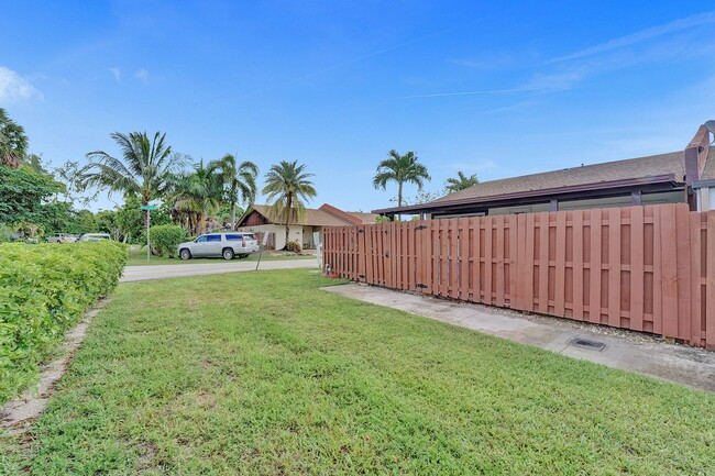 Building Photo - Beautifully Renovated 3BR/2BA Townhome in ...