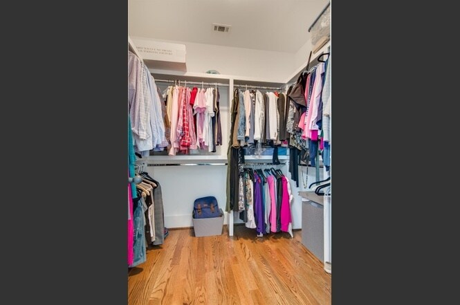 Walk-in Closet - 925 S Douglas Ave