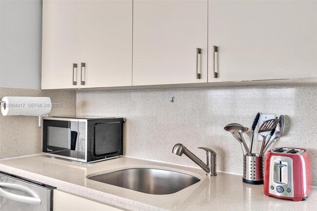 Building Photo - 10000 E Bay Harbor Dr