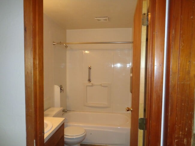 Building Photo - Large Two Bedroom Conveniently located Amenities!