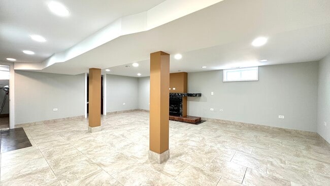 Building Photo - 4833 N Ozark Ave