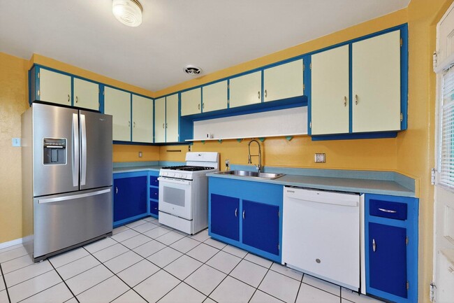 Building Photo - UPTOWN 2/bd 1/ba 1/cg 950/sf