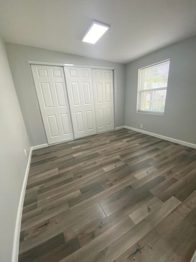 Building Photo - 109 E Hart St