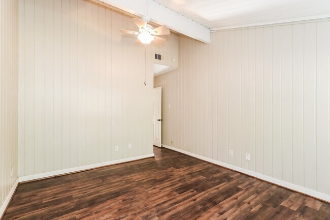Building Photo - 2 Lakeway St