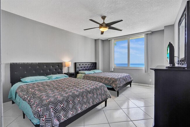 Building Photo - 3725 S Ocean Dr