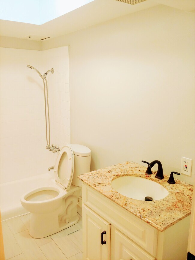 Building Photo - 500 Evergreen St