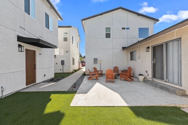 Building Photo - Fire pit!