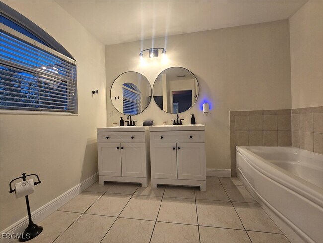 Building Photo - 2309 SW 27th St