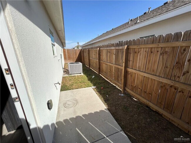 Building Photo - 16 Swallow Ave