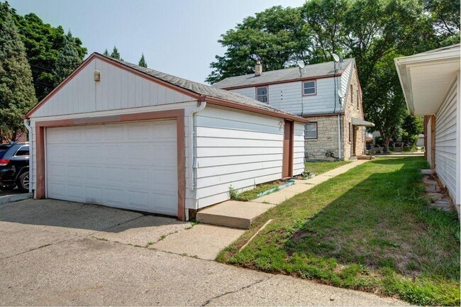 Building Photo - 3409-3411 S. Chase Milwaukee, Wi 53207