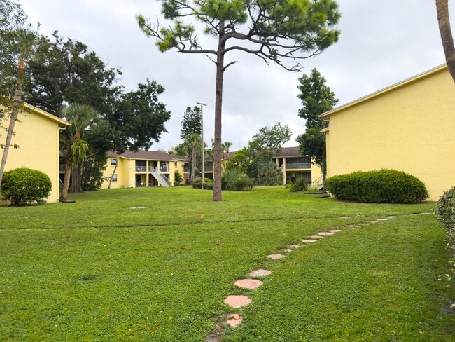 Building Photo - Affordable 3/2 in the Heart of Town And Co...