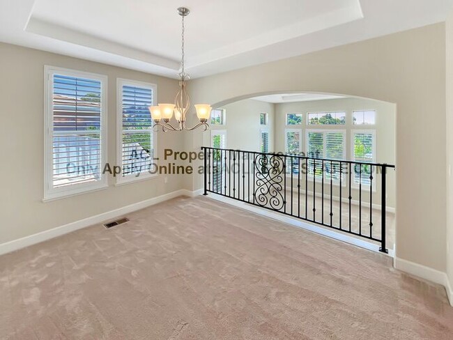 Building Photo - Beautiful 4 Bed / 3 Bath Home with Views —...
