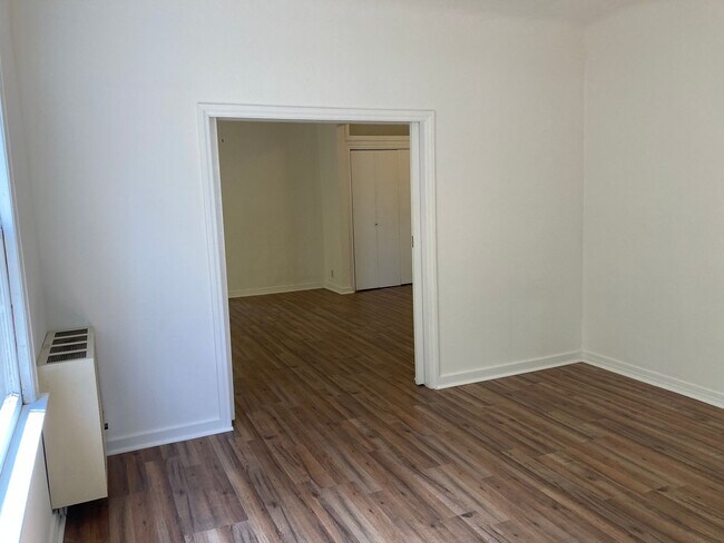 Building Photo - 1015 3/4-929 W Kensington Rd